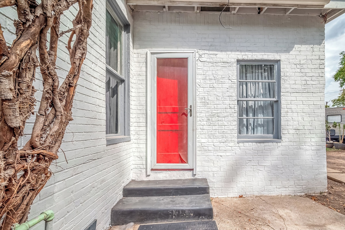 The Red Door - Charming 1-bdrm cottage in the very popular Washington corridor!