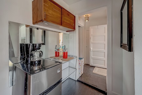 Fridge, microwave, coffee/tea maker, toaster. The Red Door - Charming 1-bdrm cottage in the very popular Washington corridor!