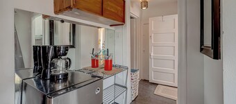 The Red Door - Charming 1-bdrm cottage in the very popular Washington corridor!