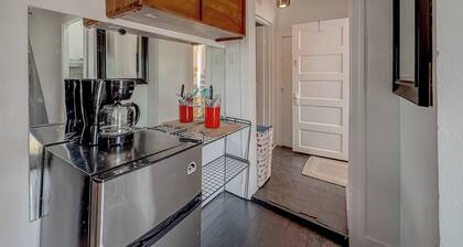 The Red Door - Charming 1-bdrm cottage in the very popular Washington corridor!