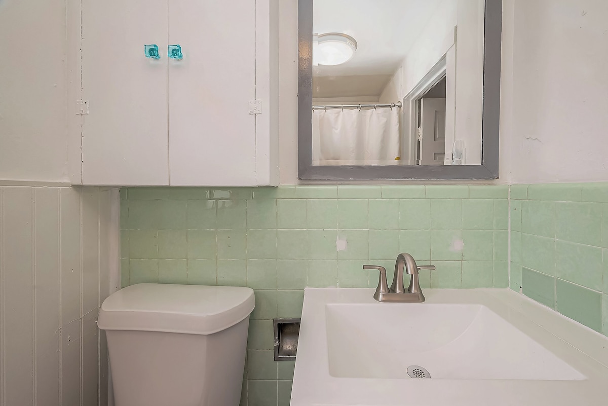 Photo 11 of The Red Door - Charming 1-bdrm cottage in the very popular Washington corridor!