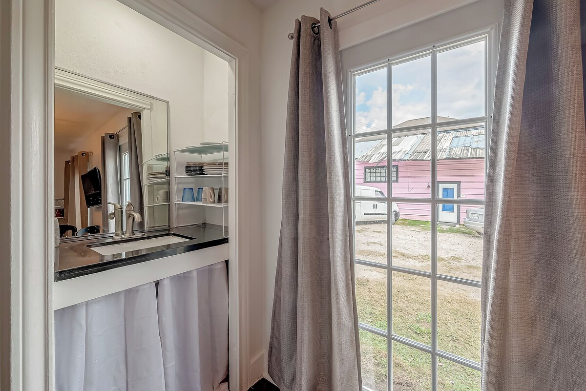 Photo 10 of The Red Door - Charming 1-bdrm cottage in the very popular Washington corridor!