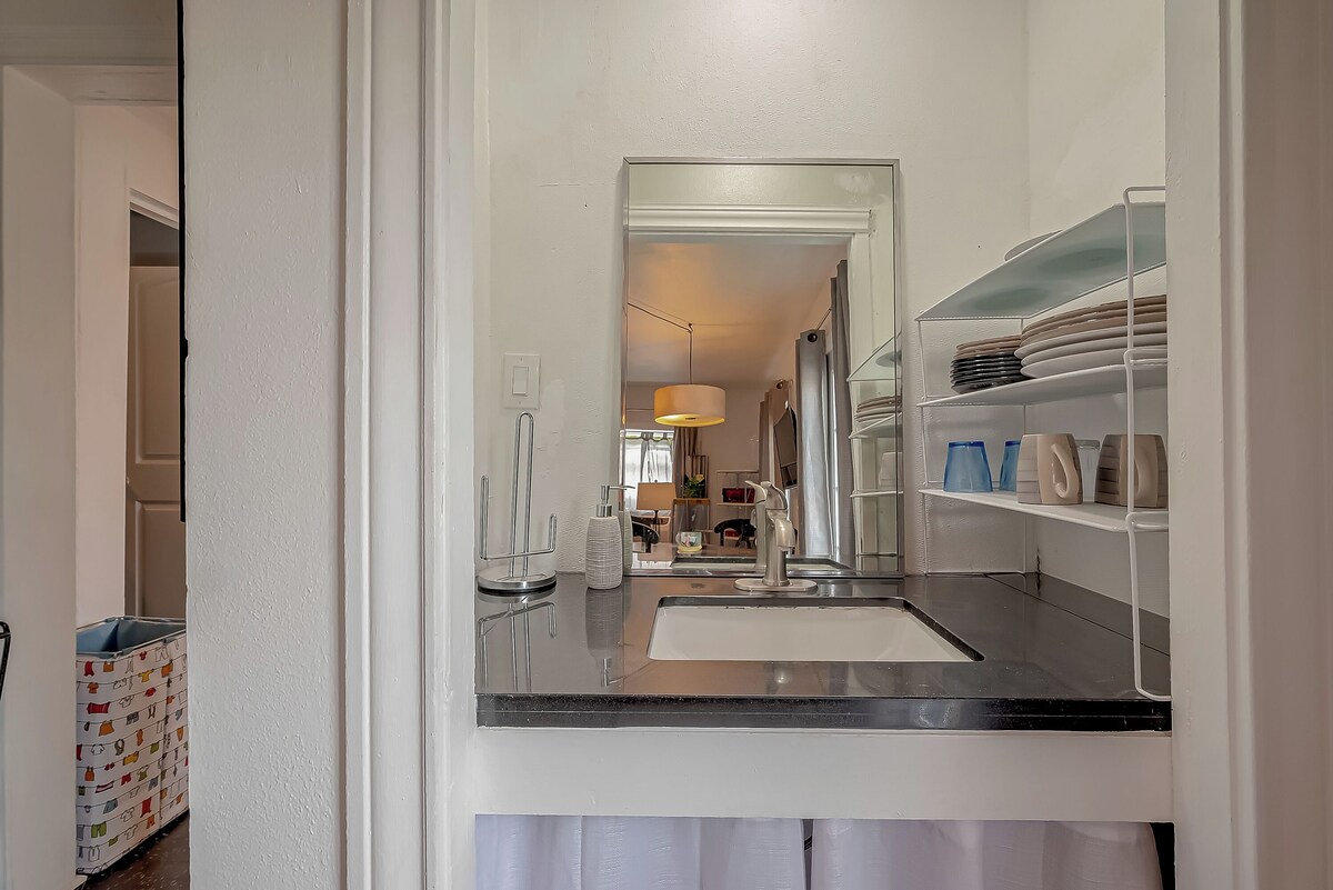Photo 9 of The Red Door - Charming 1-bdrm cottage in the very popular Washington corridor!