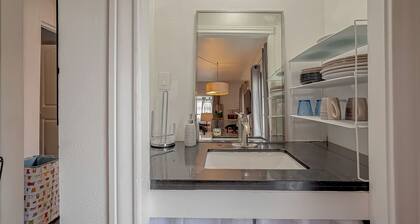 The Red Door - Charming 1-bdrm cottage in the very popular Washington corridor!