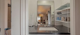 The Red Door - Charming 1-bdrm cottage in the very popular Washington corridor!