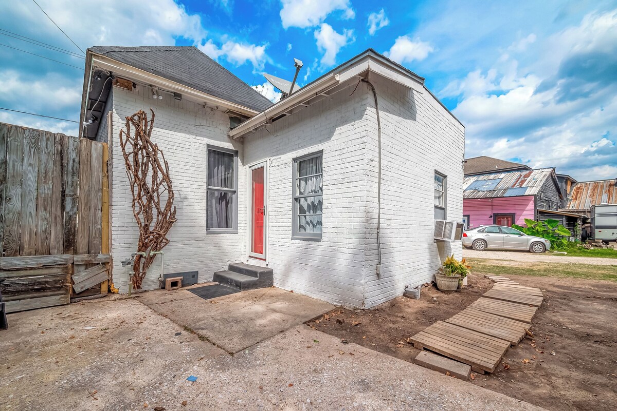 Photo 13 of The Red Door - Charming 1-bdrm cottage in the very popular Washington corridor!
