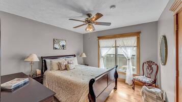 6 Schlafzimmer, Schreibtisch, Bügeleisen/Bügelbrett, Reisekinderbett