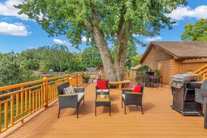 Outdoor dining - The Wreath House. A resort style property located in Manhattan, Kansas. (Manhattan)