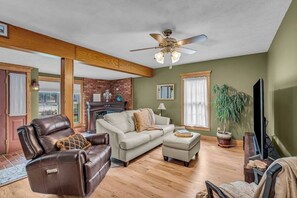 Smart TV, fireplace, video games, DVD player - The Wreath House.  A resort style property located in Manhattan, Kansas. (Manhattan)