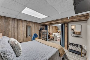 6 soverom, skrivebord, strykejern/-brett og reiseseng for barn