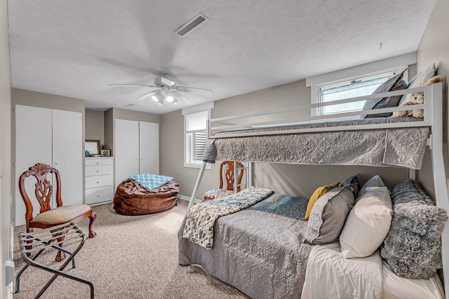 6 bedrooms, desk, iron/ironing board, travel cot