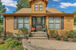 Exterior detail - The Wreath House. A resort style property located in Manhattan, Kansas. (Manhattan)
