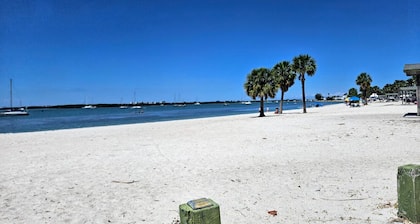 Beautiful 2-Bedroom Walk to Beach/Restaurants