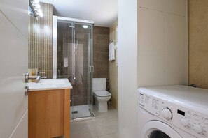 Douche, sèche-cheveux, serviettes fournies, shampoing