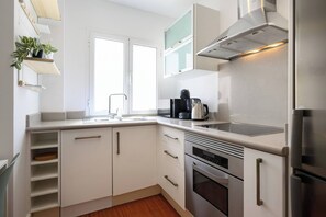 Een koelkast, een microgolfoven, een oven, een kookplaat