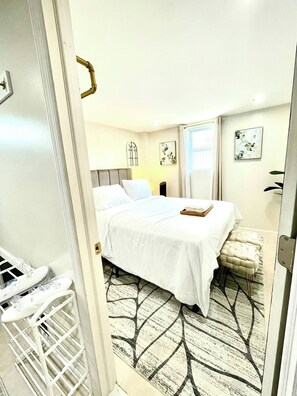 1 Schlafzimmer, Zimmersafe, Schreibtisch, Bügeleisen/Bügelbrett