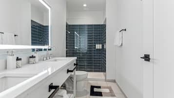 Deluxe Apartment, Pool View | Bathroom | Hair dryer, towels, soap, shampoo