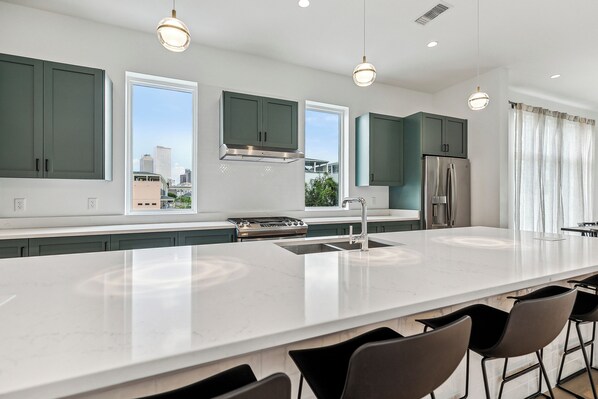 Deluxe-huoneisto, näköala uima-altaalle | Yksityinen keittiö | Täysikokoinen jääkaappi, mikroaaltouuni, uuni, liesi