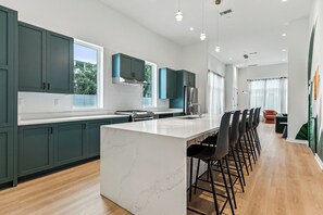 Family Apartment, Pool View | Dapur peribadi | Peti sejuk/penyejuk beku saiz penuh, ketuhar gelombang mikro, ketuhar 