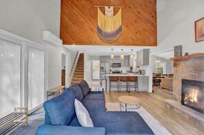 TV connectée, cheminée, baby-foot, livres