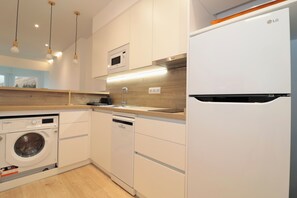 Fridge, microwave, dishwasher, coffee/tea maker