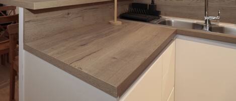 Een koelkast, een microgolfoven, een vaatwasser