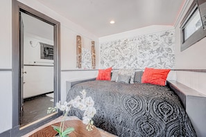 1 bedroom, WiFi, bed sheets - Tattoo Studio-this converted tattoo studio faces all the Washington Ave action (Houston)