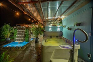 Outdoor spa tub
