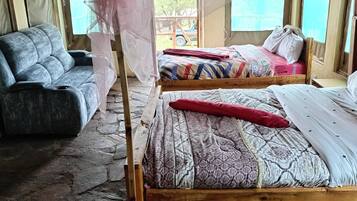 4 bedrooms, iron/ironing board, WiFi, bed sheets