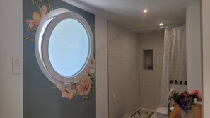 Douche, séchoir à cheveux, serviettes fournies