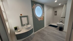 Douche, sèche-cheveux, serviettes fournies
