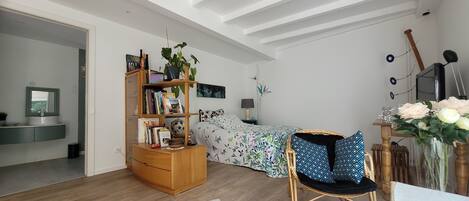 1 soverom, skrivebord, reiseseng for barn og wi-fi (inkludert)