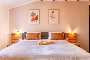 4 bedrooms, iron/ironing board, free WiFi, bed sheets