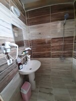 Ducha, secador de pelo, pantuflas, toallas