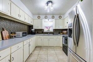 ثلاجة، ميكروويف، فرن، موقد طهي مسطح