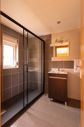 Dusche, Haartrockner, Bidet, Handtücher