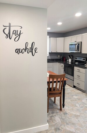Fridge, microwave, oven, stovetop - Modern NewlyFurnished Acadia Apt (Ellsworth)