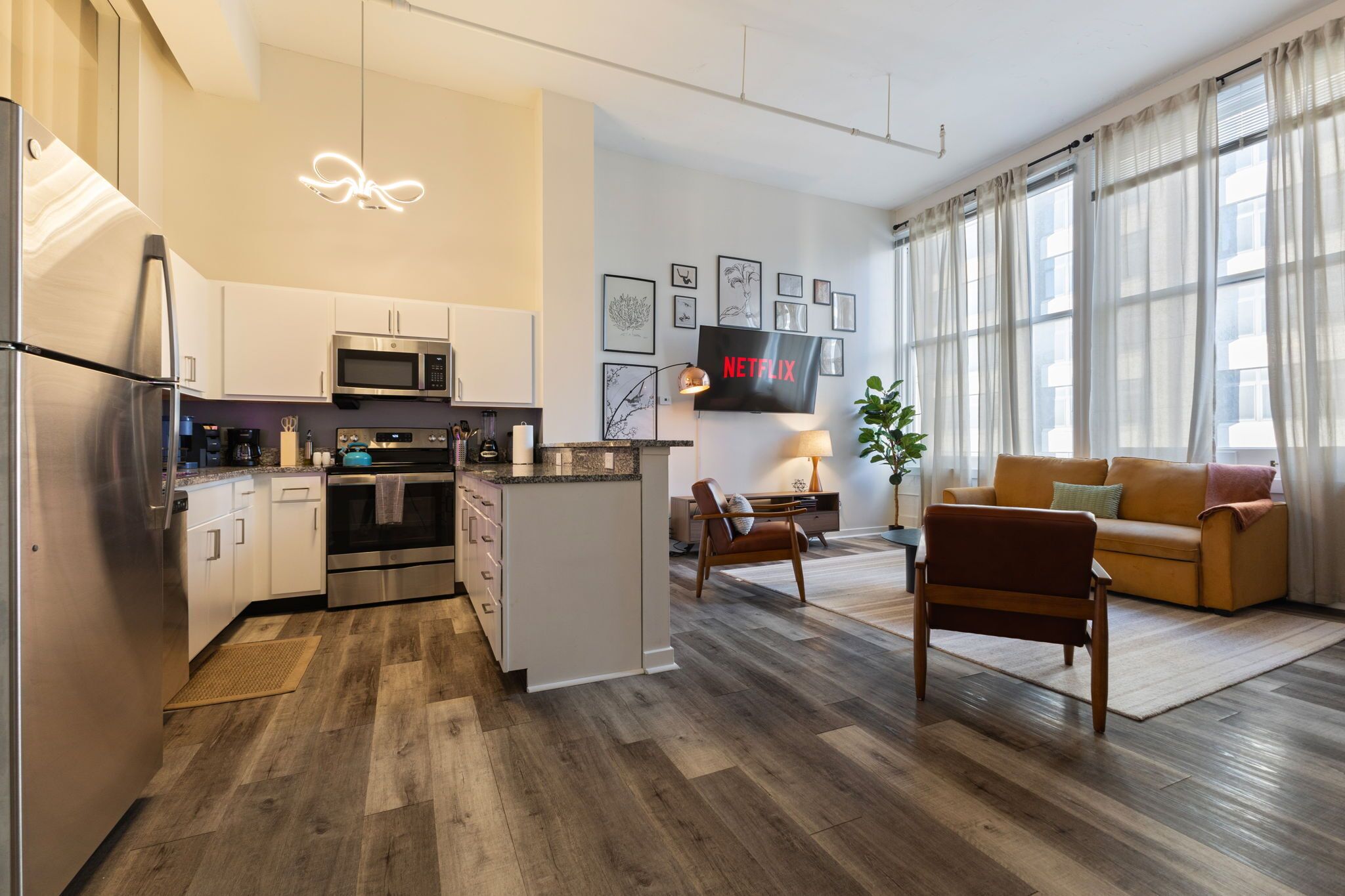 Kjøleskap, mikrobølgeovn, ovn og kokeplater