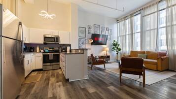 Réfrigérateur, micro-ondes, four, plaque de cuisson