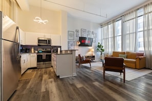 Réfrigérateur, micro-ondes, four, plaque de cuisson