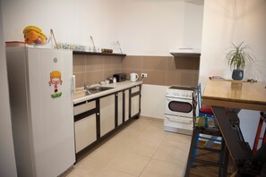 Kjøleskap, ovn, kokeplater og vannkoker