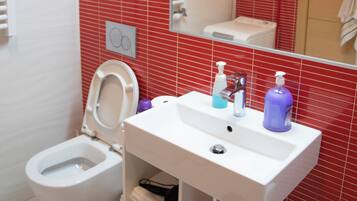 Milieuvriendelijke toiletartikelen, een haardroger, handdoeken, zeep