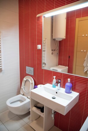 Milieuvriendelijke toiletartikelen, een haardroger, handdoeken, zeep