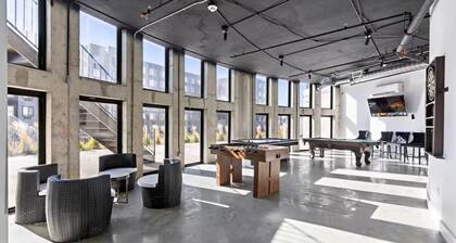 Luxe 1 BR KING Apt - near NYC, EWR, Prudential, NJPAC, American Dream, MetLife