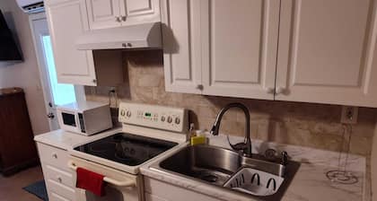 Cozy studio with WiFi and AC in peaceful Lakeland