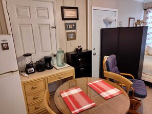 Dining - Cozy studio with WiFi and AC in peaceful Lakeland (Lakeland)
