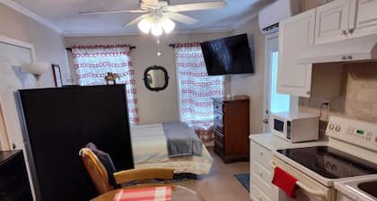 Cozy studio with WiFi and AC in peaceful Lakeland