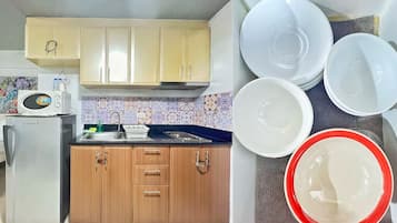Fridge, microwave, stovetop, electric kettle