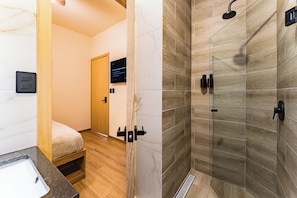 Comfort kamer, 1 tweepersoonsbed | Badkamer | Een douche, gratis toiletartikelen, een haardroger, handdoeken