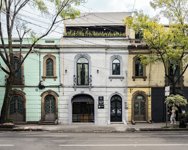 Vista frontal de la propiedad